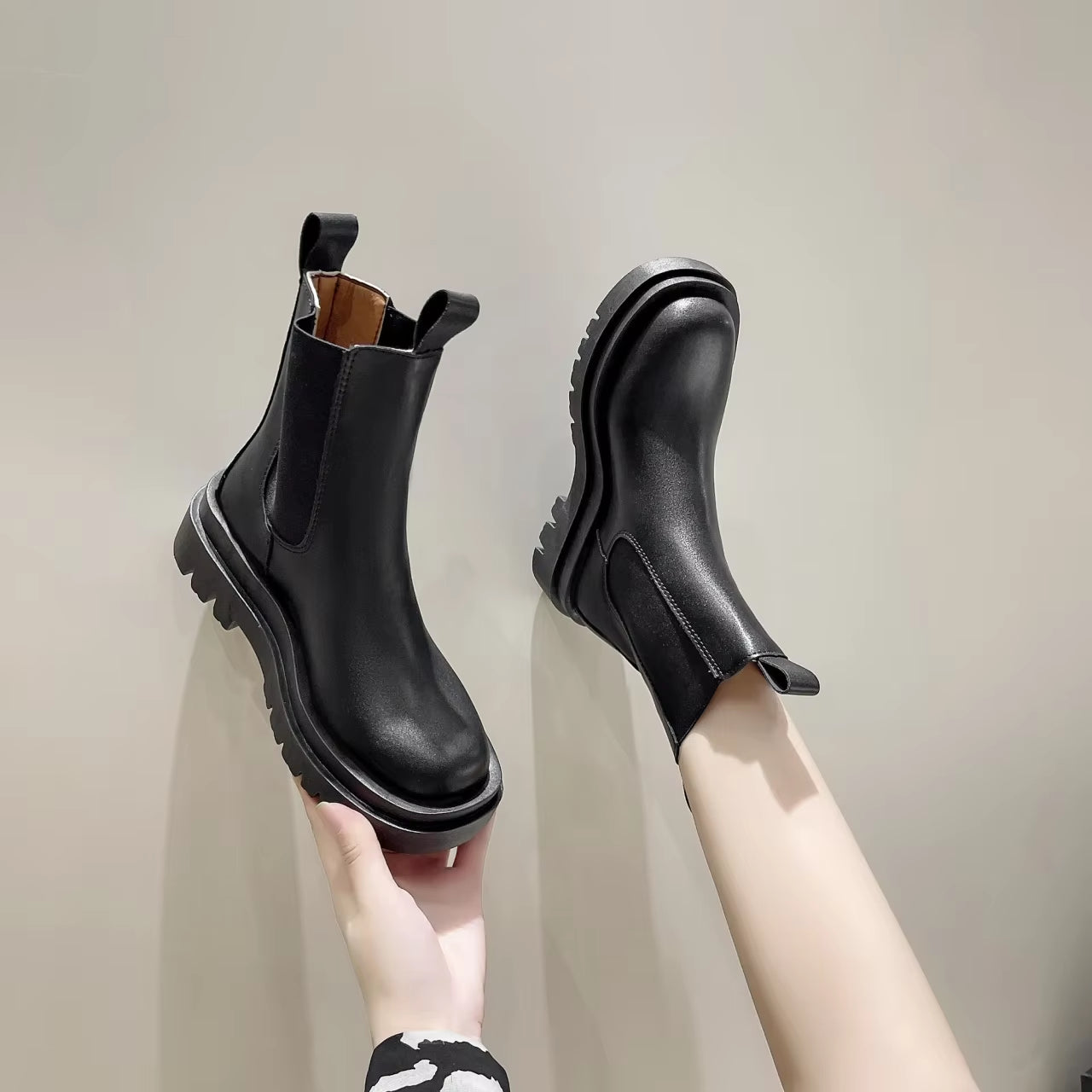 Women Boots Hot Luxury Thick Sole Chelsea Boots Women Flat Casual Boots High Quality Fashion Shoes for Women Zapatos De Mujer